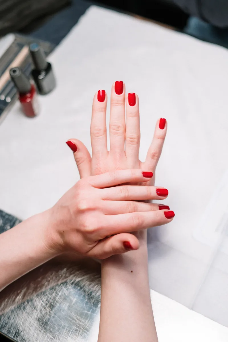 manucure soins mains vernis a ongles couleur rouge