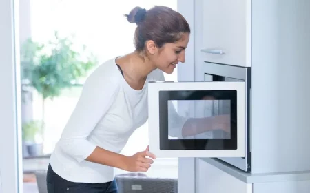 nettoyer le micro ondes sans vinaigre ou bicarbonate dans femme ouvrant microondes