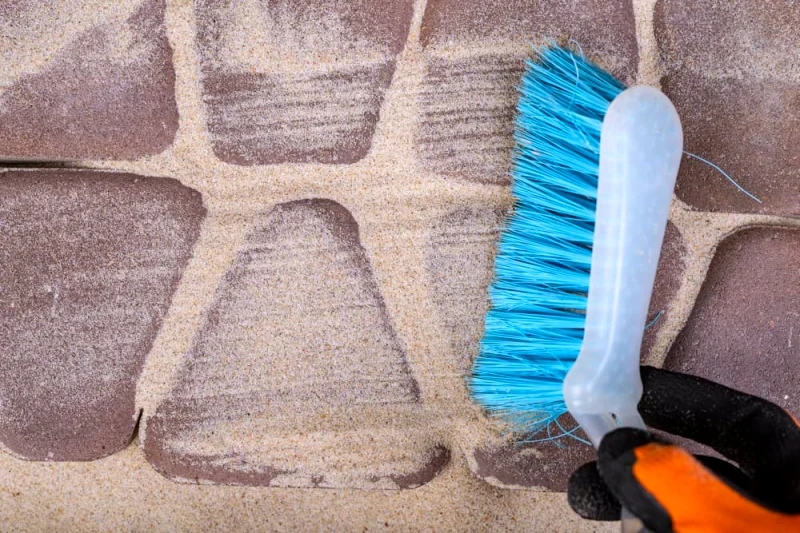 nettoyer les dalles avec une brosse blue