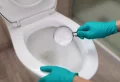 Comment nettoyer des toilettes très entartrées reliées à une fosse septique ?
