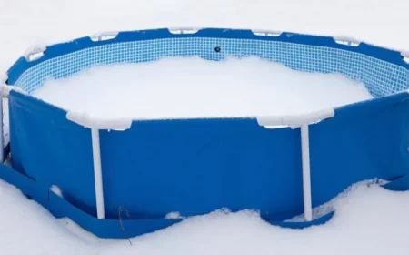 piscine ronde tubulaire couverte de neige