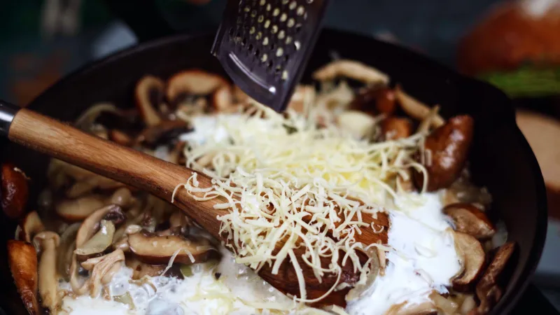 recette champignon de paris à la crème ajouter la crème et le parmesan râpé