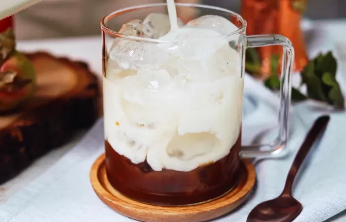 remplir la tasse de lait de coco recette latte boisson avec pomme