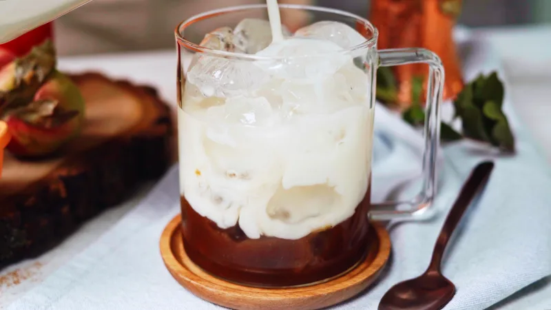 remplir la tasse de lait de coco recette latte boisson avec pomme