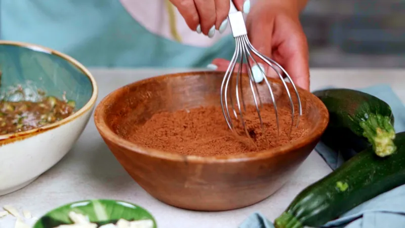 remuer les ingredients sec pour le brownie