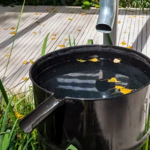 Comment fabriquer un récupérateur d’eau de pluie sur une gouttière en un rien de temps ?