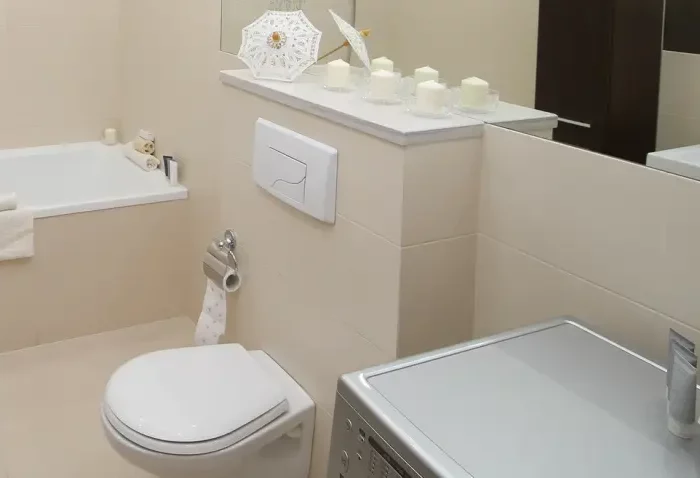 salle de bain beige baignoire cuvette suspendue wc