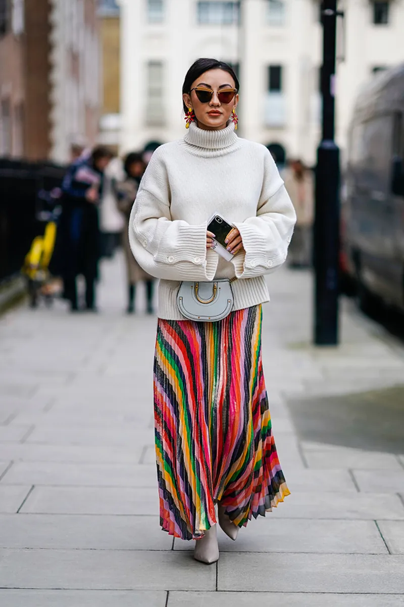 tenue moderne jupe longe multicolor avec pull blanc