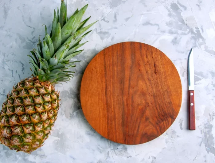 un ananas couteau planche en bois