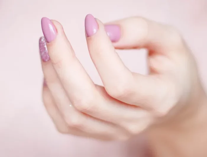 vernis ongles couleur rose pailette nail art minimaliste