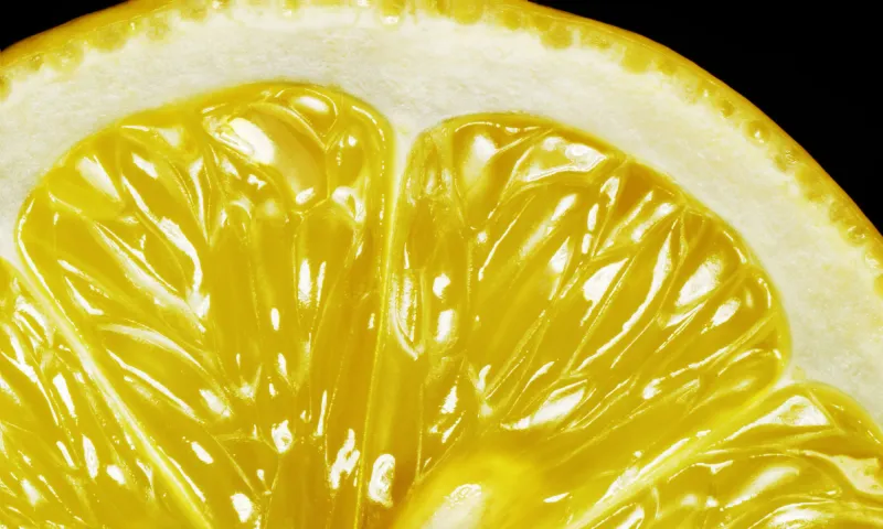 zoom sur un citron jaune coupe