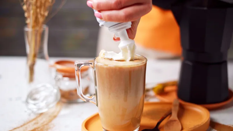 ajouter de la creme fouettée pour faire boisson chaide latte maison délicat