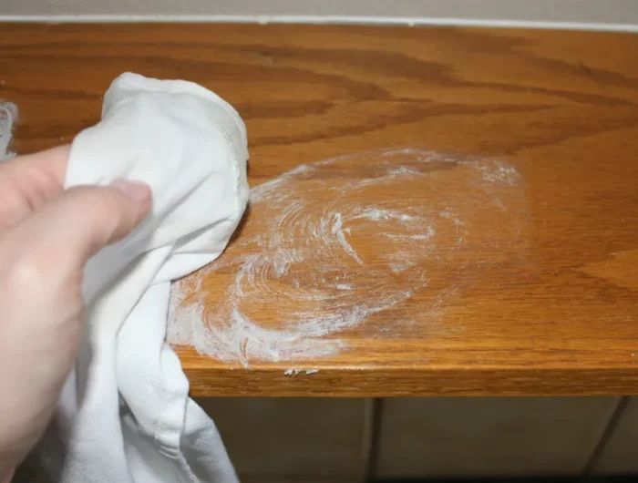 anti moisissure bois naturel une main essuie la moisissure sur bois
