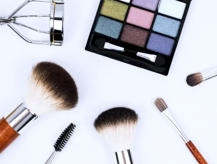 apprendre a se maquiller a 50 ans kit de maquillage ouitls