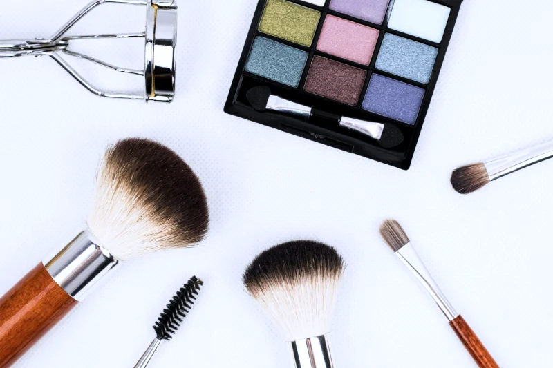 apprendre a se maquiller a 50 ans kit de maquillage ouitls