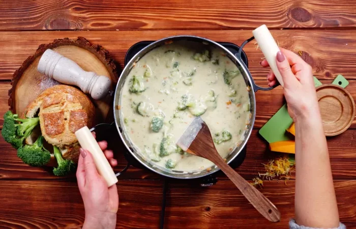 art culinaire soupe verte brocolis cheddar cuillere bois table