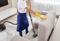 Comment nettoyer un canapé en tissu non déhoussable : les bonnes pratiques pour un résultat parfait !