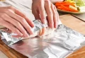 Pourquoi mettre du papier aluminium au congélateur et comment conserver correctement les aliments ?