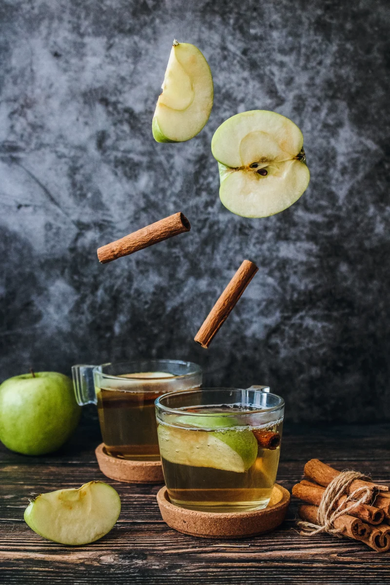 boisson pommes vinaigre bienfaits consommation tranches fruit batons cannelle