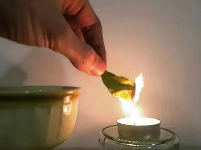 bruler feuille de laurier bienfait feuille brulante dans une coupe de metal