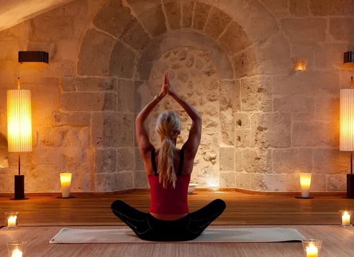 bruler feuille de laurier bienfait studio yoga femme en lotus