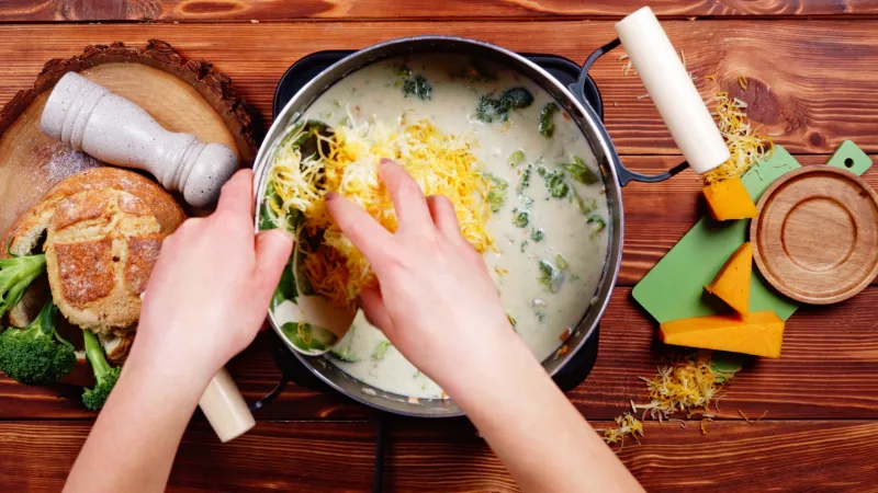 cheddar rape soupe brocolis assiette ronde bois casserole