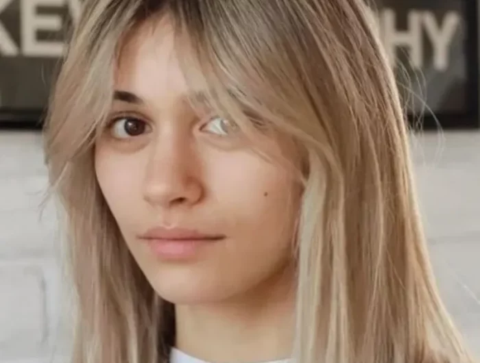 cheveux aux epaules avec frange rideau sur cheveux blonds et vetement blanc