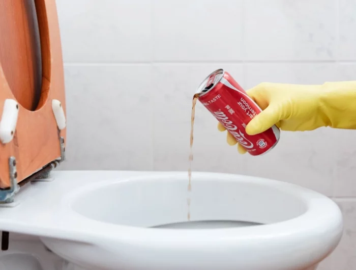 comment bien enlever les taches jaunes dans les toiletes coca cola