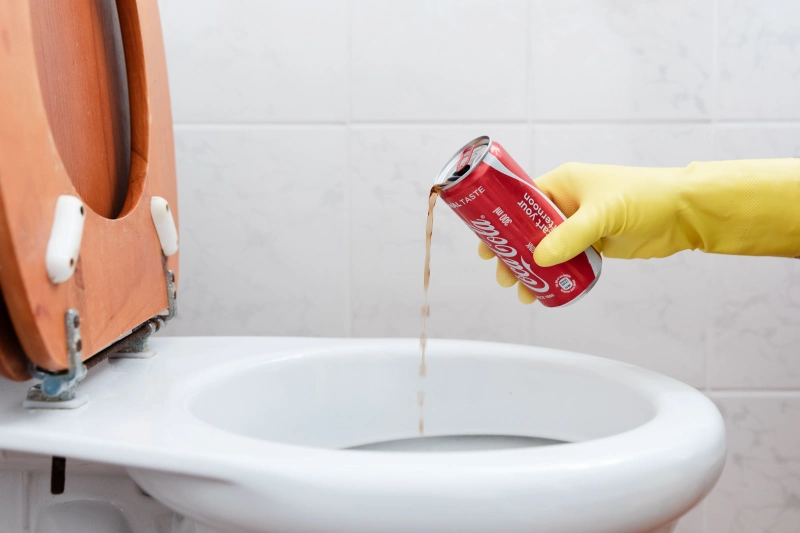 comment bien enlever les taches jaunes dans les toiletes coca cola