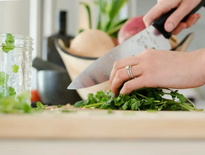 comment conserver coriandre fraiche au frigo methode couteau planche decouper