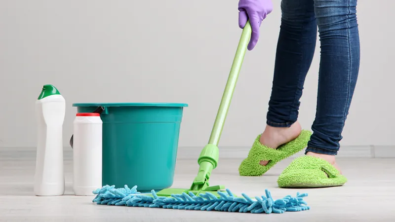 comment nettoyer un carrelage neuf après travaux femme nettoyant le sol de salle debains