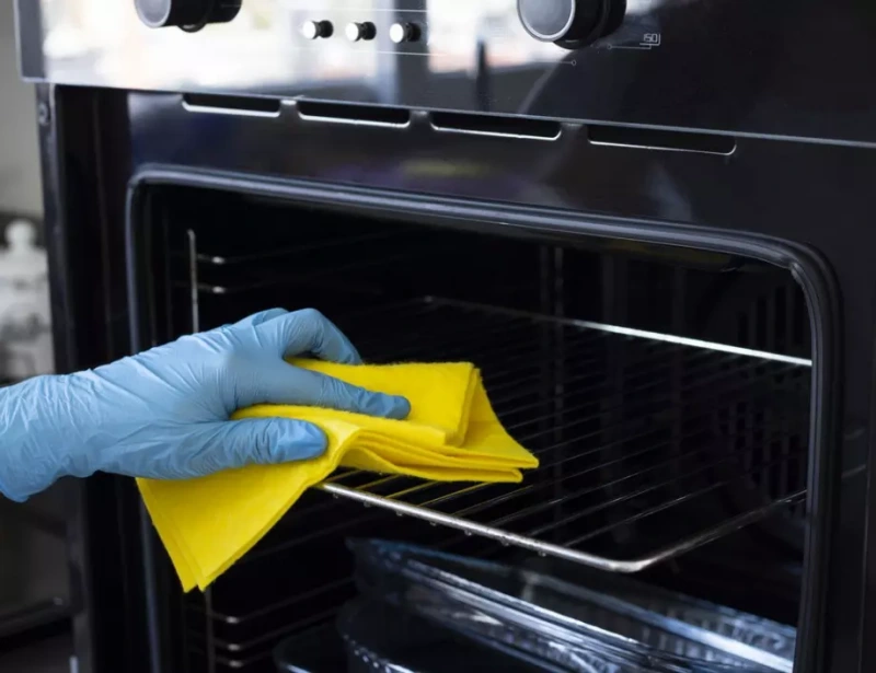 How to clean an oven without a baking soda glove towel
