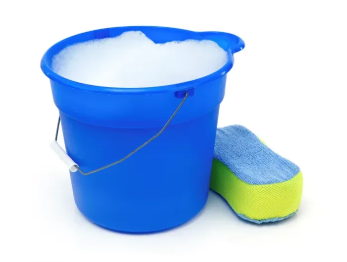 comment supprimer la condensation sur les murs seau bleu plein deau au savon
