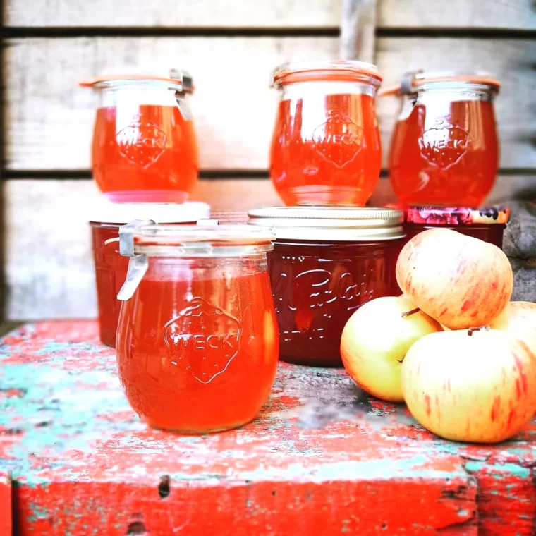 confitrue de pommes vertes pas mures tombes bocaux en verre rempls