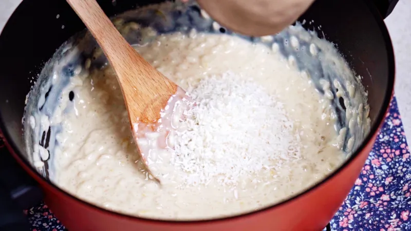 Casserole to prepare rice pudding with coconut flakes