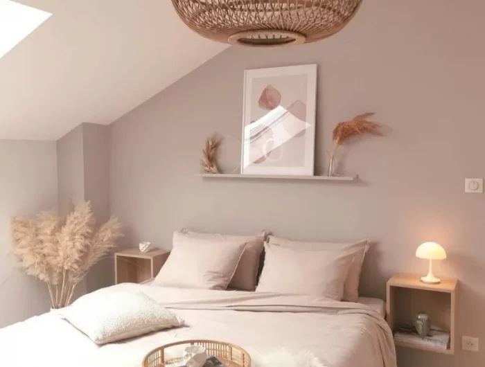 couleurs top dans une chambre a coucher a plafond qui descend et lampadaire traice