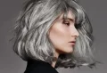 Quelles mèches sur cheveux gris-blanc ? Les coiffures anti-âge pour femme de 50 ans