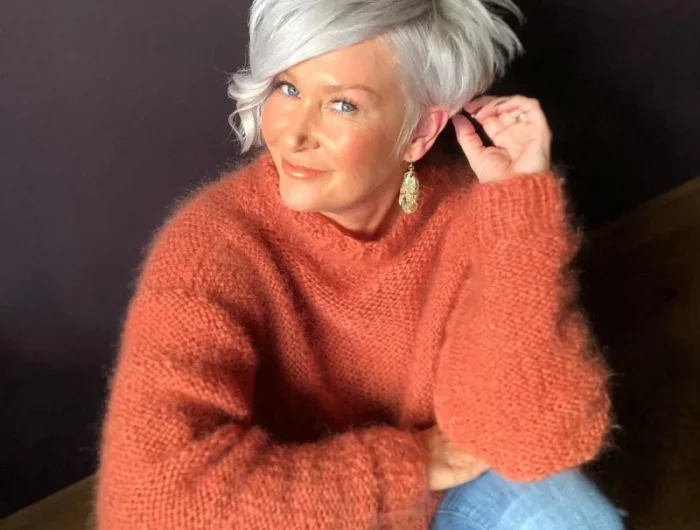 coupe pixie frange de cote coloration gris tendance coupe femme apres 50 ans