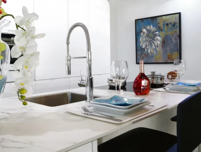 deco cuisine avec ilot orchidee art robinet plan de travail marbre