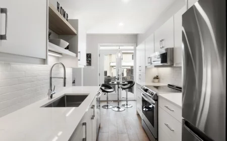deco cuisine parallele plan travail blanc poignees inox nettoyant maison