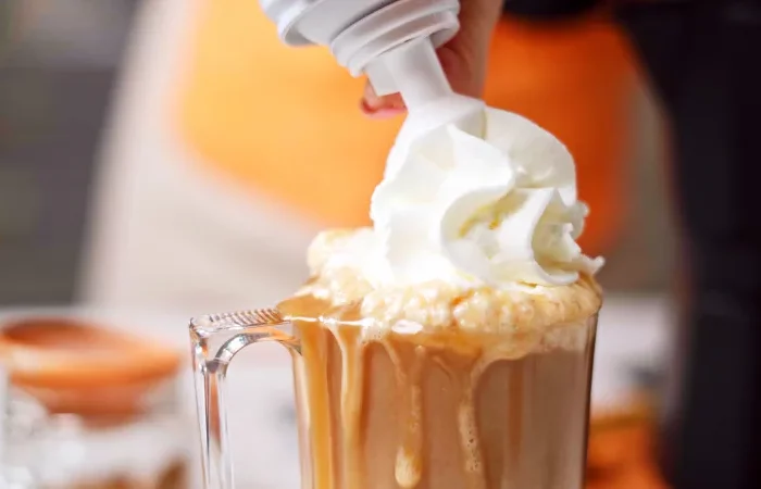 decorer de creme fouettee en top de latte maison boisson originale hiver