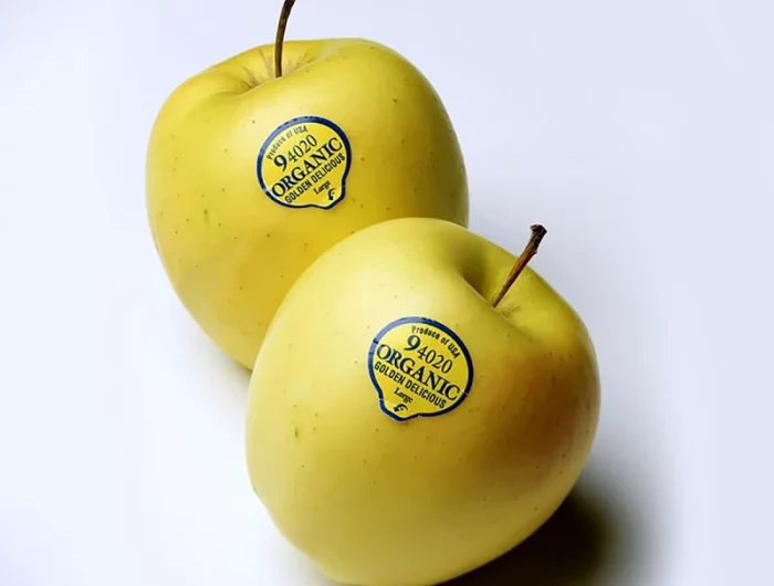 deux pommes avec des etiquettes
