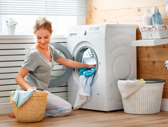 faire sa lessive écologique et gratuite sans utiliser de détergent femme devan machine amessive