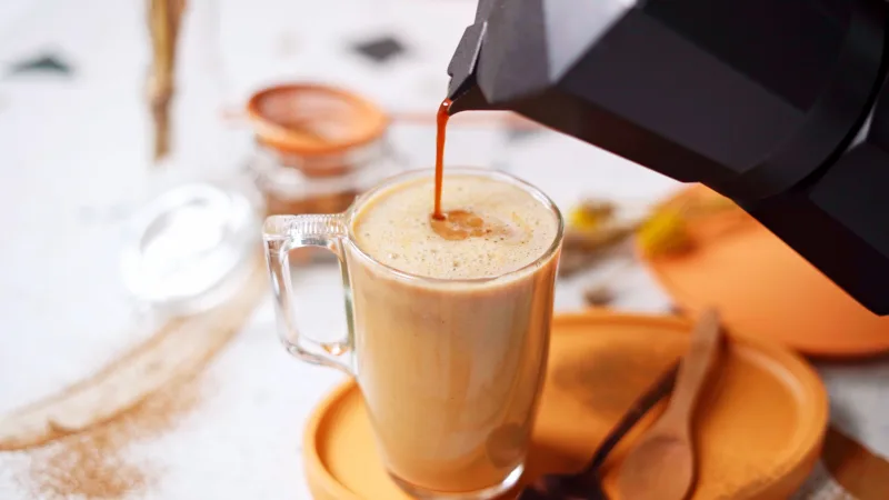 faire un latte maison avec lait de coco ajouter le café en top recette boisson chaude