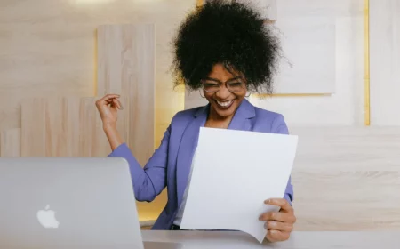 femme sourire bureau travail ordinateur papier boulot personnalite