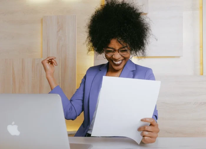 femme sourire bureau travail ordinateur papier boulot personnalite