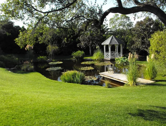 image d un beau jardin avec un lac
