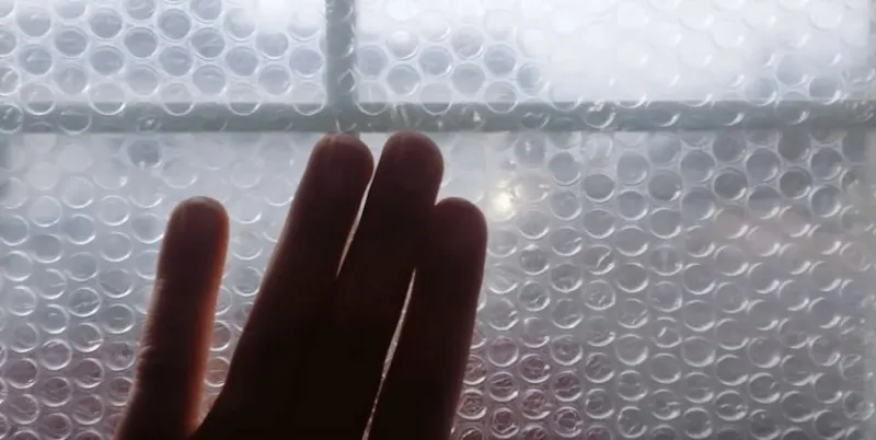 isolation avec des bulles transparents et quelaues doigts visibles