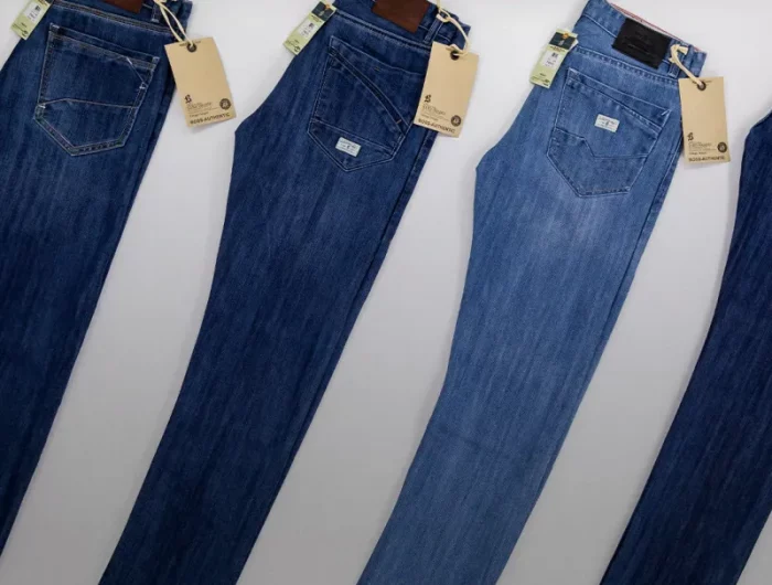 jeans neufs avec etiquettes sur fond blanc