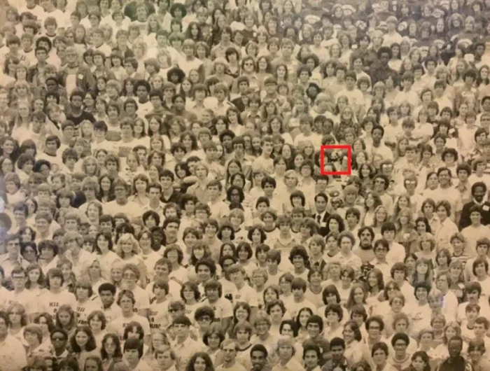 la reponse de la question ou se trouve le panda sur la photo vointage de foule entoure de carre rouge